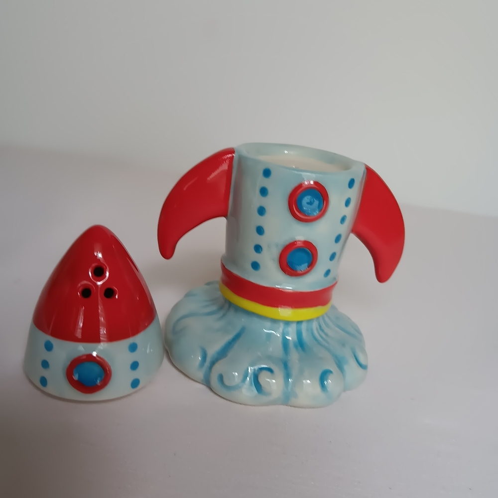 Cracker Barrel Rocket Ship Salt & Pepper Set Boxed NOST - Picture 3 of 9